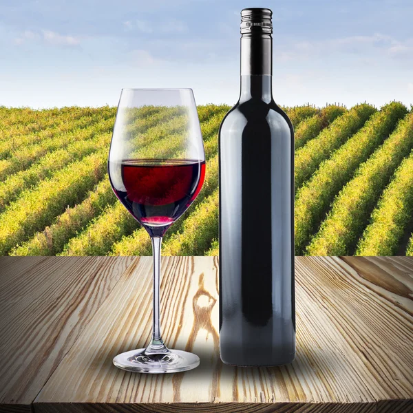 Rode wijn in glazen op natuurlijke patroon houten tafel — Stockfoto