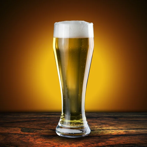 Склянка пива на дерев'яному столі — стокове фото