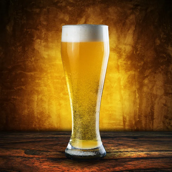 Glass of Beer on wood table — Stock Photo, Image