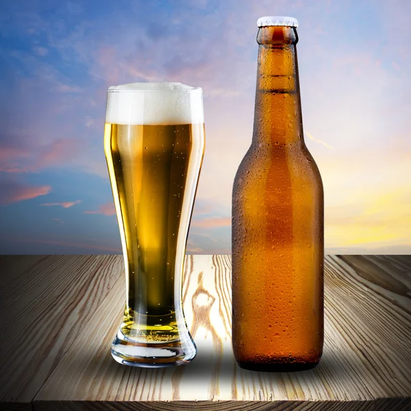瓶和杯冷啤酒 — 图库照片