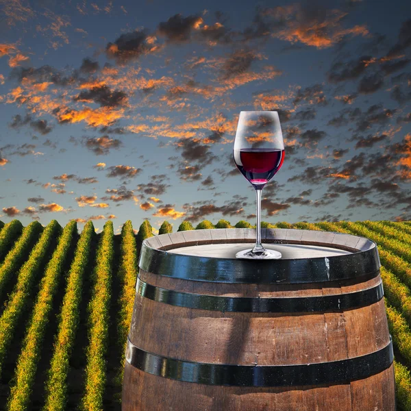 Vin roșu în sticlă pe butoi de lemn — Fotografie, imagine de stoc