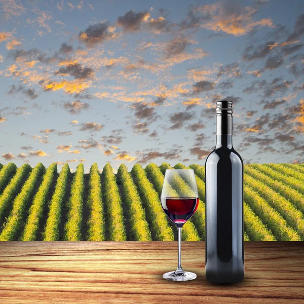Glas und Flasche Rotwein — Stockfoto