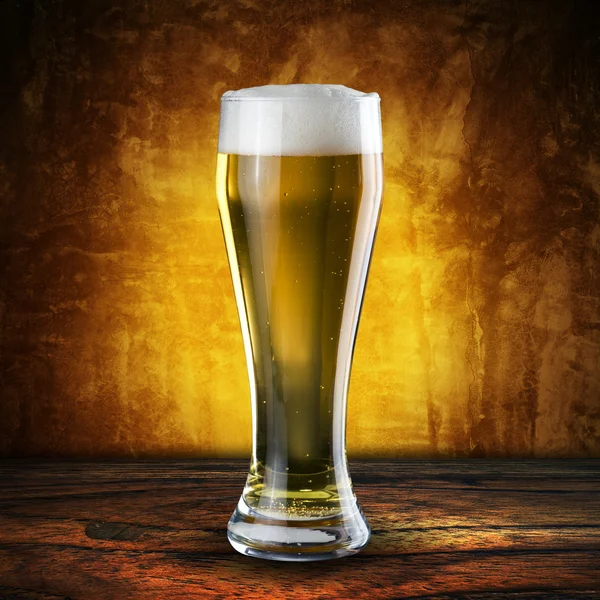 Glas Bier auf Holztisch — Stockfoto