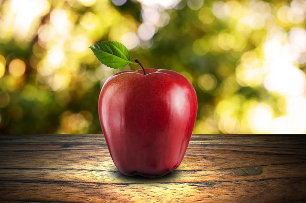 Ahşap üzerine kırmızı elma — Stok fotoğraf
