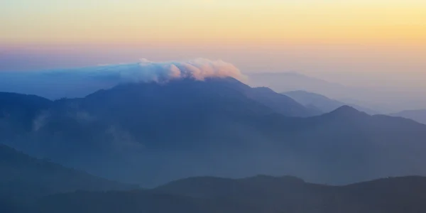 Montagne avec nuages — Photo