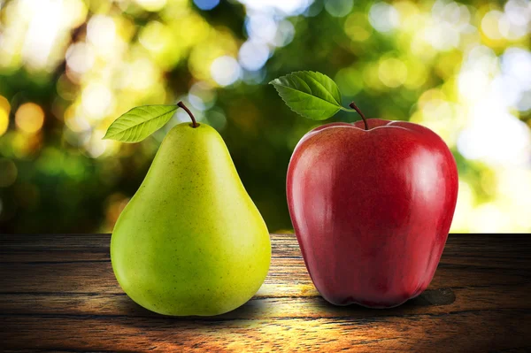 Manzana y pera sobre madera — Foto de Stock