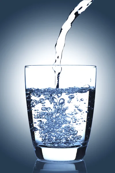 Wasser ins Glas gießen — Stockfoto