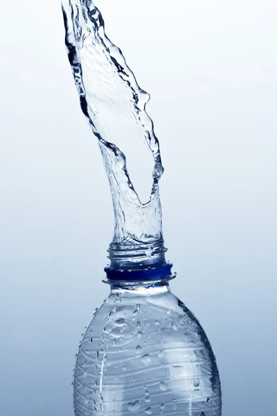 Plusk wody, butelka po wodzie postaci — Zdjęcie stockowe
