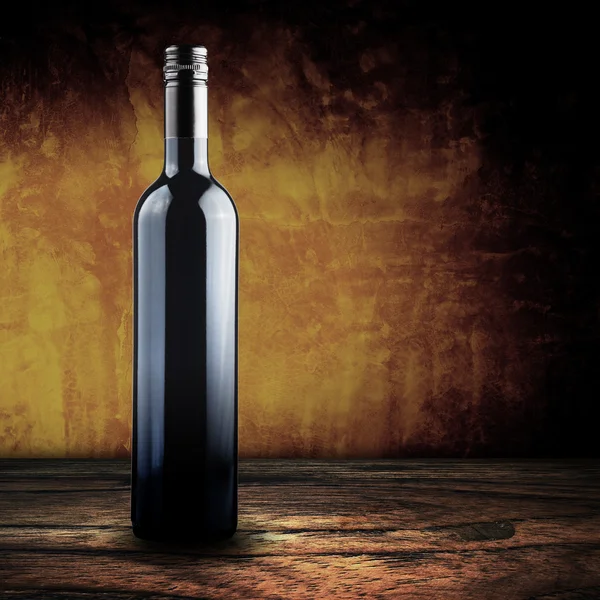 Garrafa de vinho no chão de madeira — Fotografia de Stock