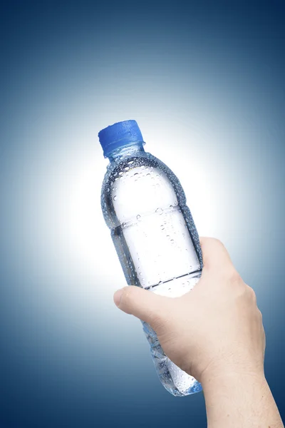 Láhev s vodou držení ruky — Stock fotografie