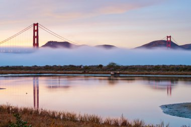 Golden gate civarındaki günbatımı ve alacakaranlık zaman
