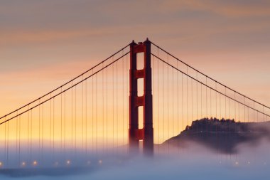 Golden gate civarındaki günbatımı ve alacakaranlık zaman
