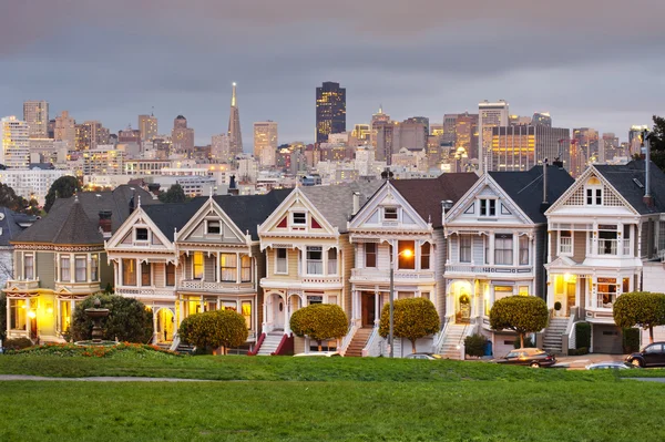 Alamo Square with beautiful clouds in the sky — Stock Photo, Image