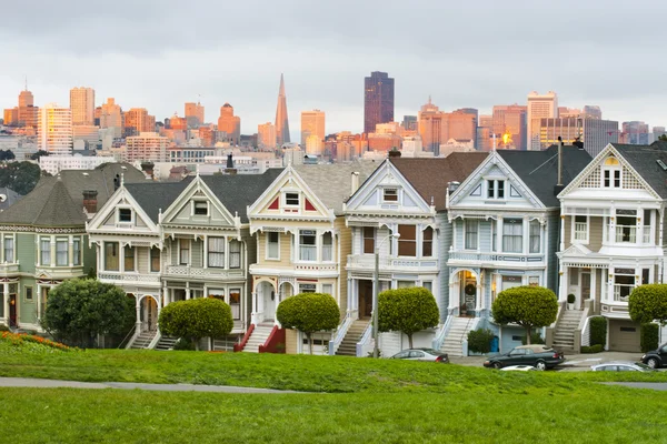 Alamo Square with beautiful clouds in the sky — Stock Photo, Image