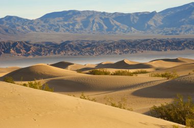 dağ ve kum tepeleri ile çöl manzarası