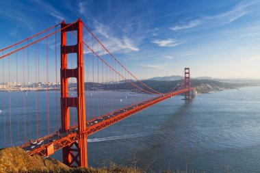Golden gate açık mavi gök yeşil çim ile