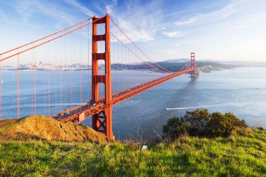 Golden gate açık mavi gök yeşil çim ile