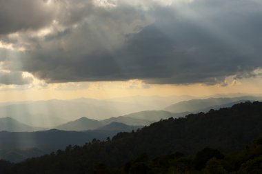 dağ okyanus bulutlar ile