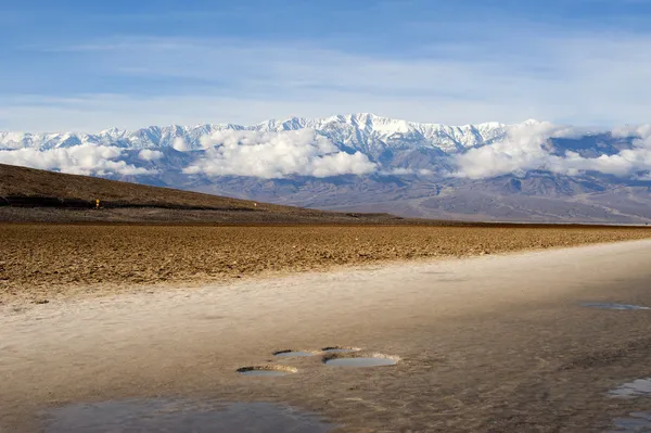 Mountain view from bad water basin, death valley — Stock Photo, Image