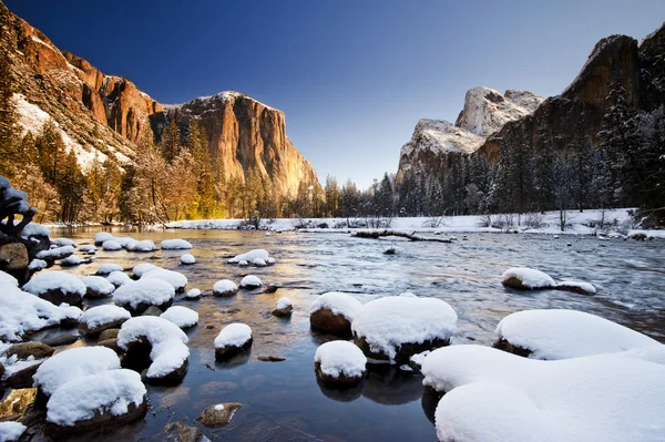 Park narodowy Yosemite w zimie — Zdjęcie stockowe