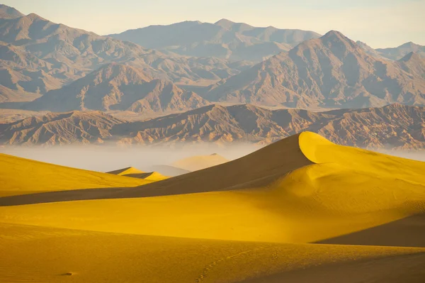 Paisaje del desierto con dunas de montaña y arena —  Fotos de Stock