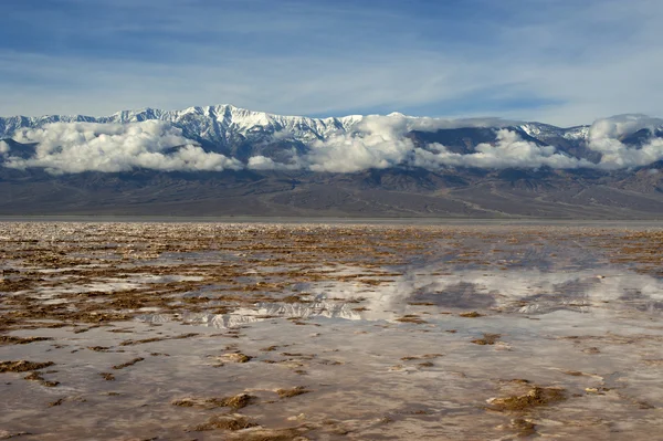 Mountain view from bad water basin, death valley — Stock Photo, Image