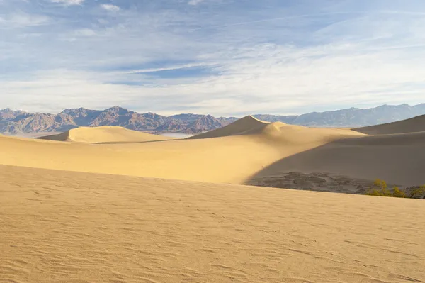 Desert landscape with mountain and sand dunes — Stock Photo, Image