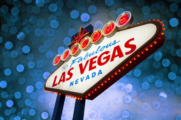 Ласкаво просимо в Лас-Вегасі знак з синім Боке — стокове фото