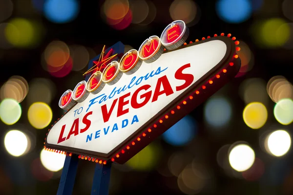 Bienvenido a Fabuloso signo de Las Vegas por la noche — Foto de Stock