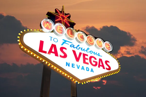 Bem-vindo ao Las Vegas Sign neon light on sunset sky — Fotografia de Stock