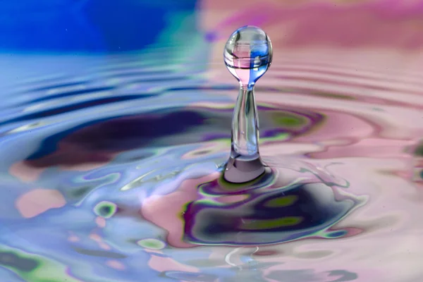 Gotita de agua con hermoso color de dos tonos — Foto de Stock