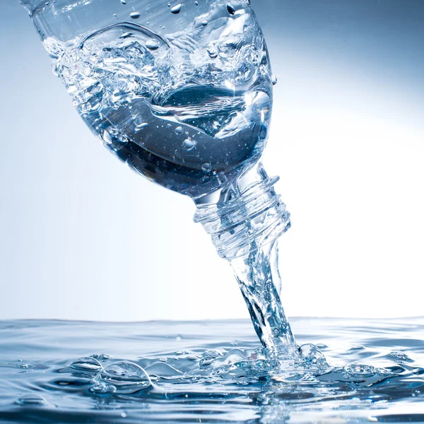Acqua dalla bottiglia d'acqua con la bolla che forma — Foto Stock