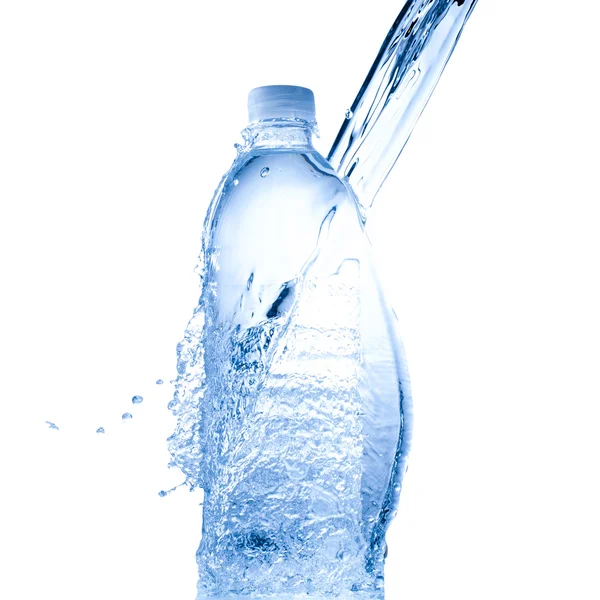 Botella de agua y salpicaduras de agua — Foto de Stock