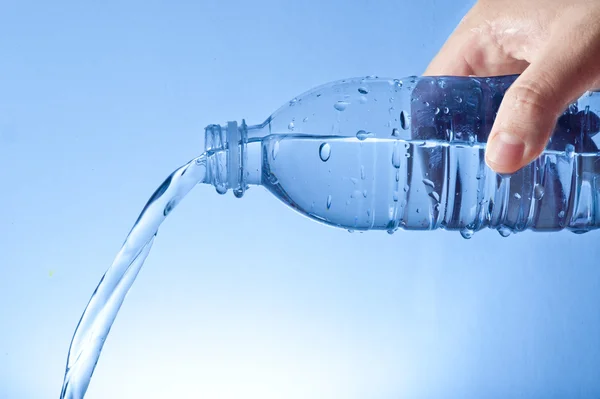 Ludzką ręką trzyma butelkę wody — Zdjęcie stockowe