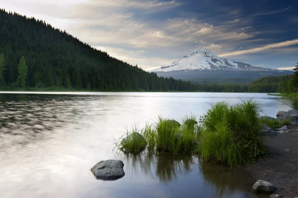 The volcano mountain Mt. Hood, in Oregon, USA. — Stock Photo, Image