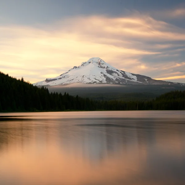 La montaña del volcán Mt. Hood, en Oregon, Estados Unidos . — Foto de Stock