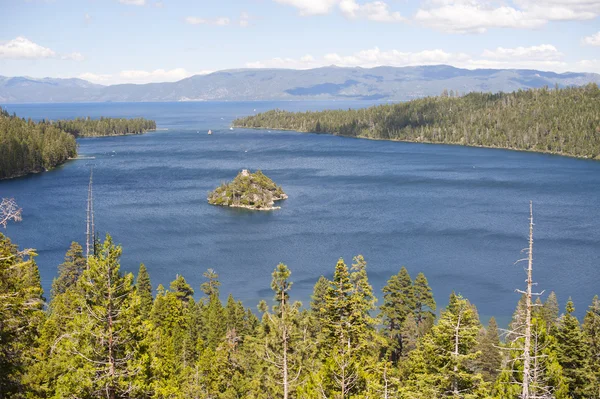 Emerald Bay with beautiful cloudy sky and green tree in the foreground — Stock Photo, Image