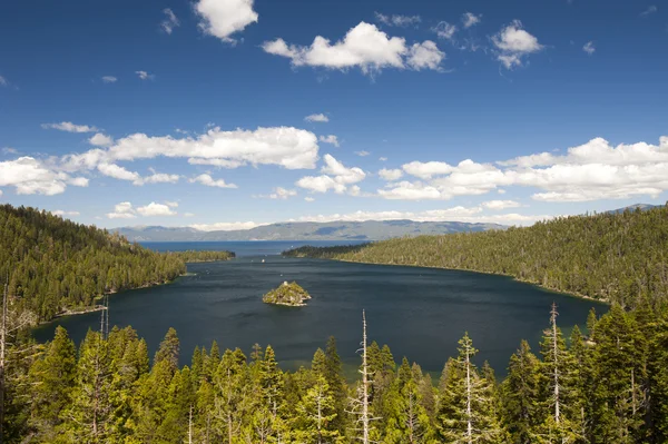 Emerald Bay dengan indah mendung langit dan pohon hijau di latar depan — Stok Foto