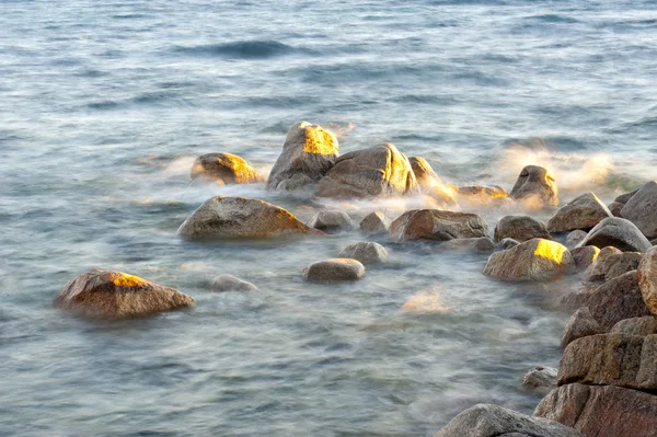 Choque de agua oceánica en rocas — Foto de Stock