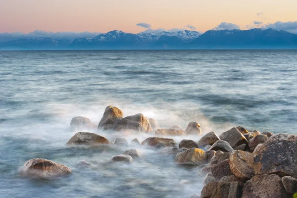 Choque de agua oceánica en rocas —  Fotos de Stock