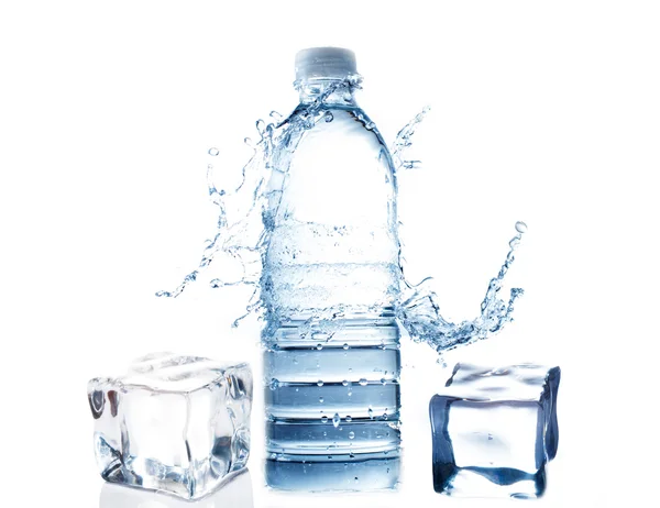 Salpicadura de agua en botella de agua transparente con cubo de hielo — Foto de Stock