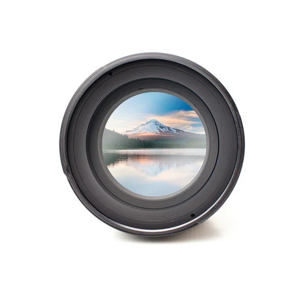 Vooraanzicht van de camera-lens met berg — Stockfoto