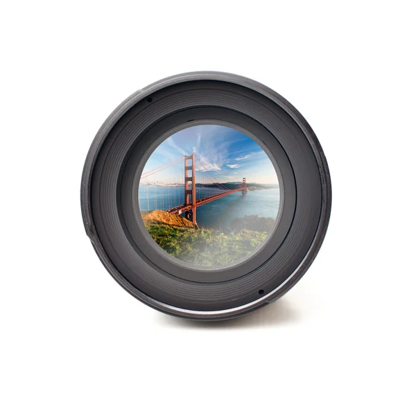 Vooraanzicht van de camera-lens met Golden Gate brug — Stockfoto