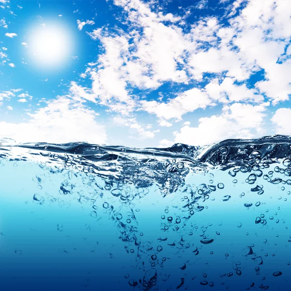 Пузырьки воздуха в океанской воде — стоковое фото