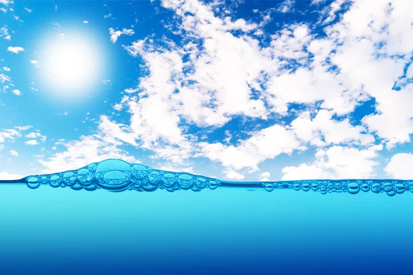 Пузырьки воздуха в океанской воде — стоковое фото