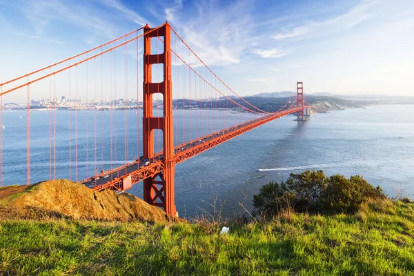 Golden gate in heldere blauwe hemel met groen gras — Stockfoto