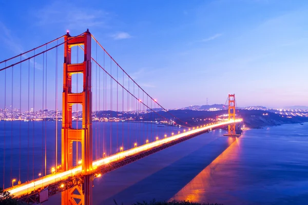 Ponte cancello dorato al crepuscolo. — Foto Stock