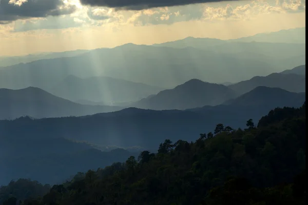 Montaña con océano de nubes —  Fotos de Stock