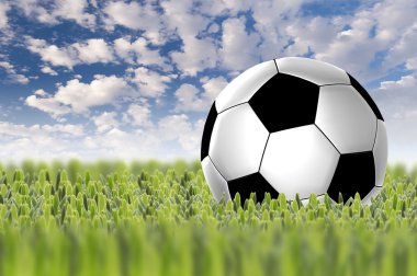 Yeşil çimlerde futbol topu
