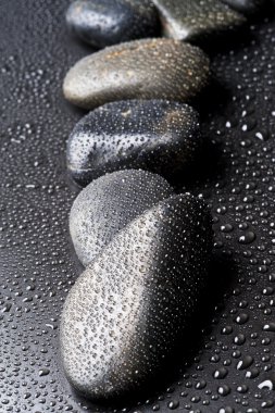siyah taş ve su damlası